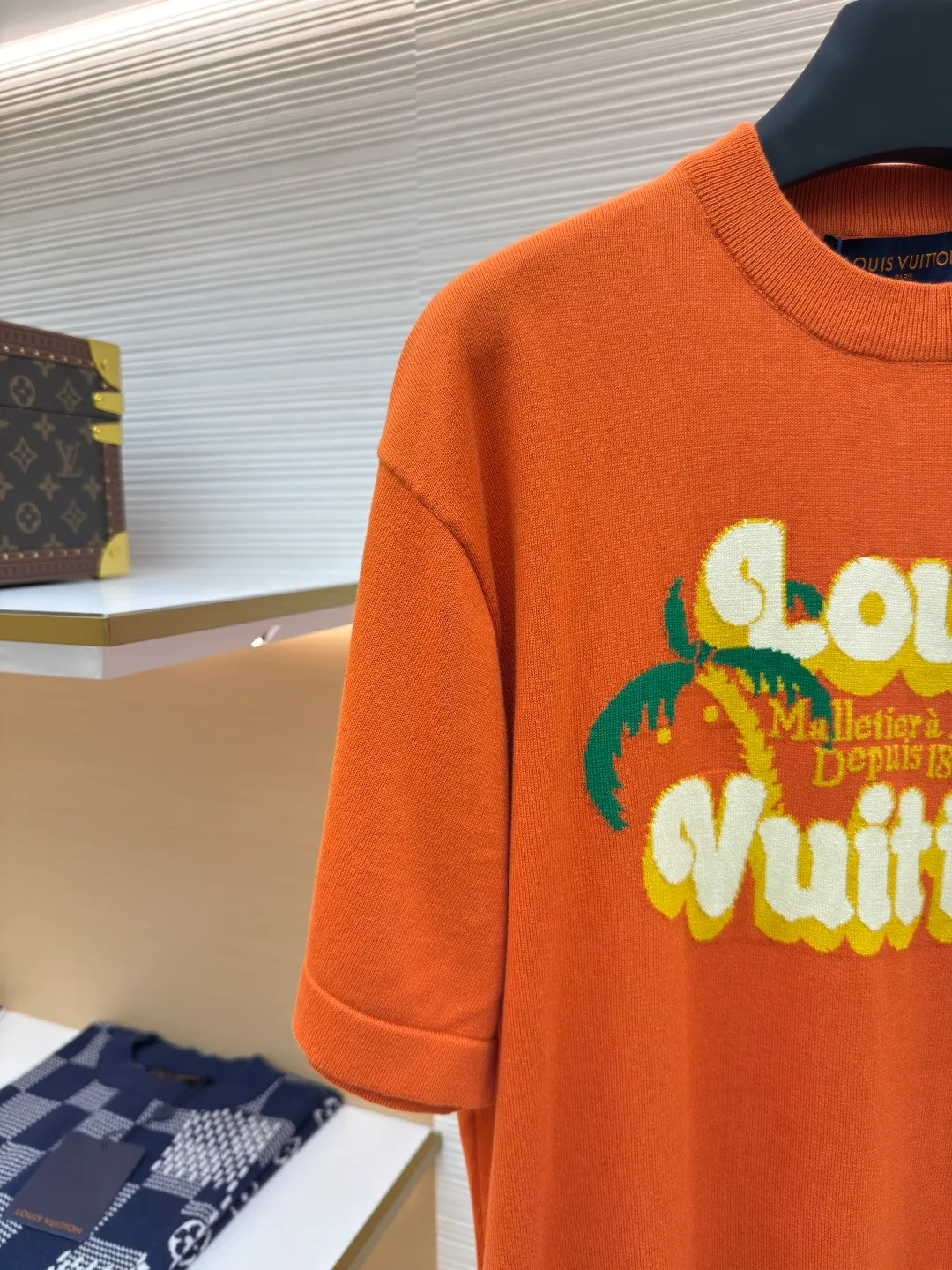 LOUIS VUITTON coconut woolen short sleeves ●Authentic product: 9000 purchased and developed ●Item number: 1680399-A65 ●Fabric: combed cotton fabric ●Technology: woolen fabric ●Version: fitted version ●Weight: about 265 grams ●Size: XS-S-M-L ●Description: The yarn is 2/40 count 100% combed cotton, and all colors are set-dyed. Since this set of yarn is bobbin dyed, the dyeing time is long; the weaving piece is a 14-needle German STOLL machine, and the weaving time is 135 minutes per piece. Since the front and back pieces are made of local jacquard hanging wool, a lot of floating threads will be produced when weaving the piece. The floating thread needs to be slowly pulled out later and the thread ends are hooked up, which is more time-consuming; the sewing disc is stitched with a 20-needle disc. The overall wiring is straight and delicate, the fabric is comfortable and soft, and the color is consistent without color difference. It can be matched with the same style to create a fashionable look and control various occasions. Customized accessories, complete with three standards, same style for men and women!